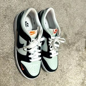 Pre-loved nike dunks.